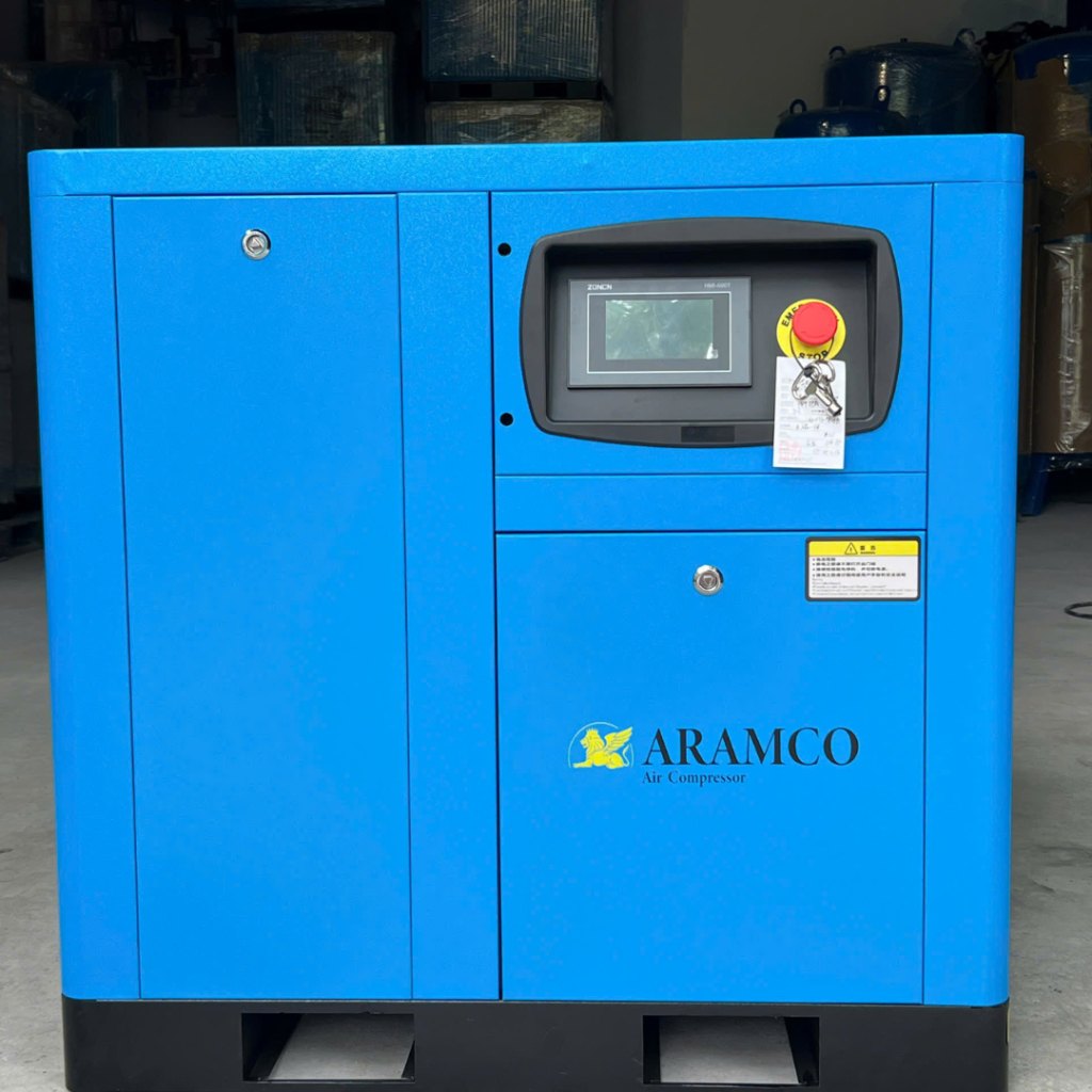 Máy nén khí trục vít biến tần ARAMCO vận hành trong nhà máy sản xuất công nghiệp hiện đại, tối ưu hiệu suất và tiết kiệm điện năng