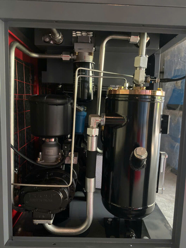 Hệ thống máy nén khí công nghiệp đóng vai trò cung cấp nguồn khí nén ổn định cho dây chuyền sản xuất.