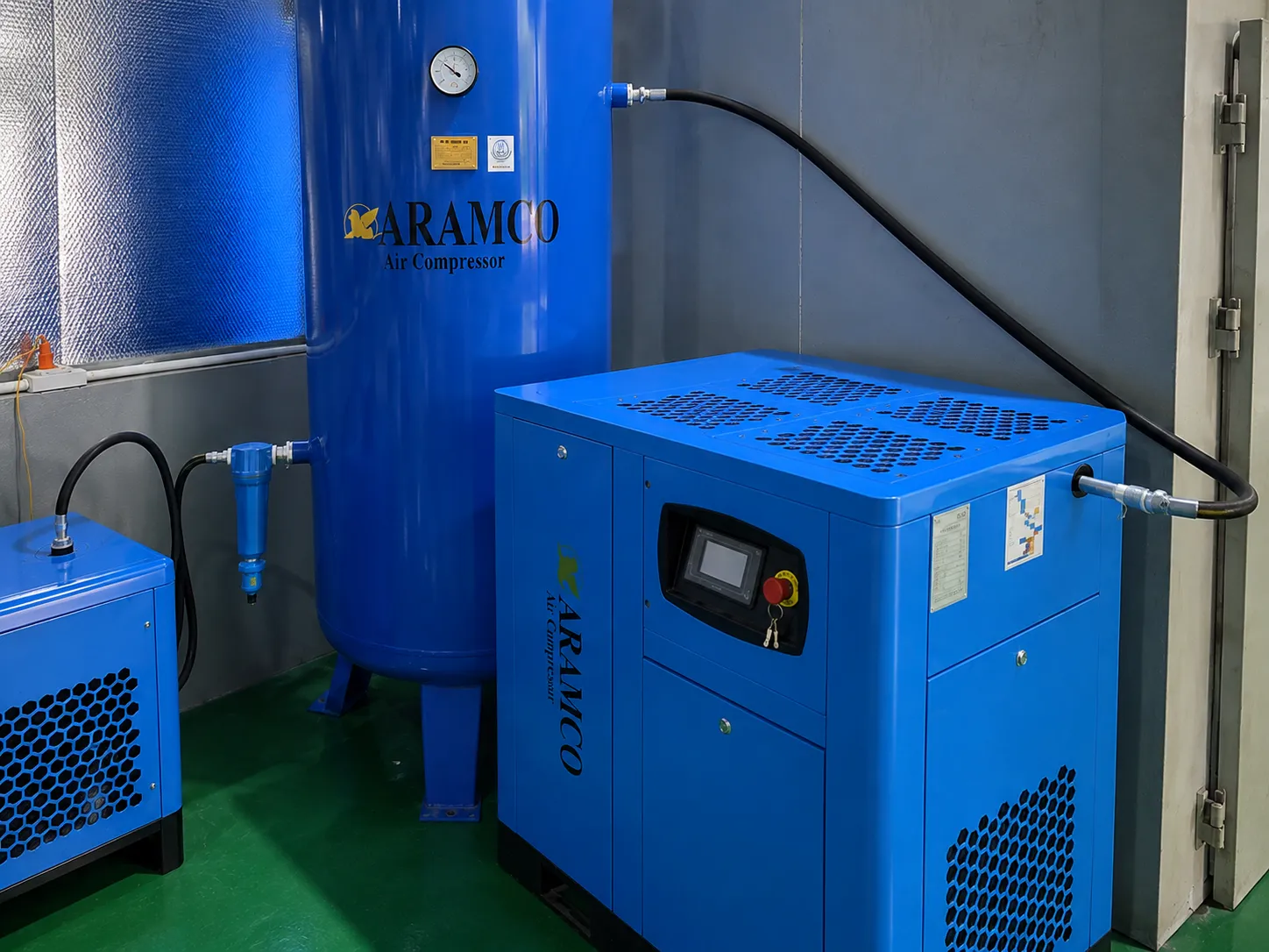 Máy nén khí trục vít biến tần BAOSI 10HP kết hợp bình tích khí 1.000 lít giúp duy trì áp suất ổn định, giảm hao mòn thiết bị và tối ưu chi phí vận hành.