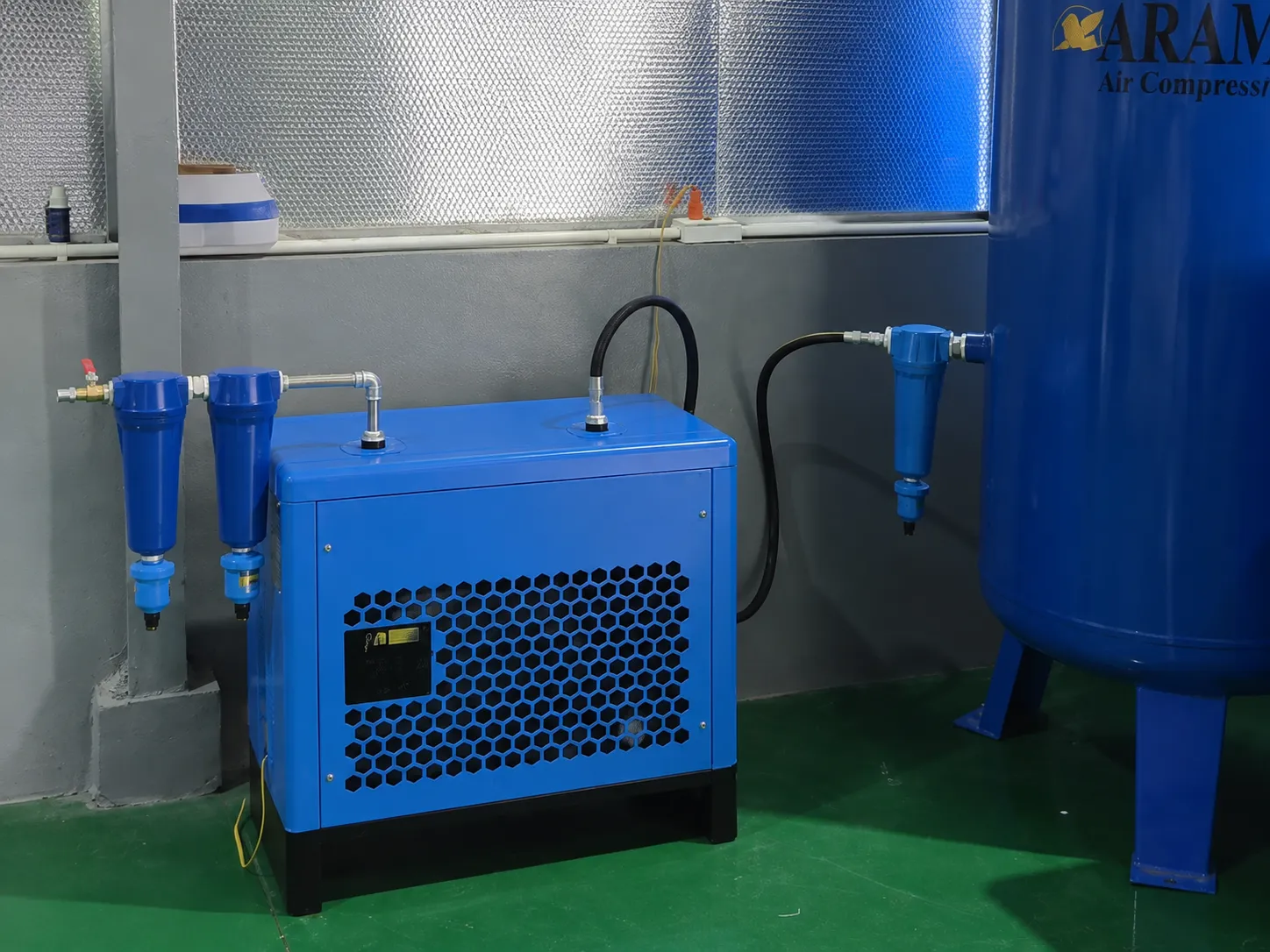 Máy sấy khí 10AC giúp loại bỏ hơi ẩm, cung cấp nguồn khí nén sạch cho sản xuất.